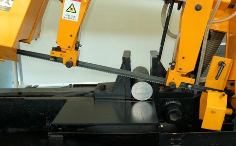 东兴数控带锯床自动送料精度会出现偏差吗？